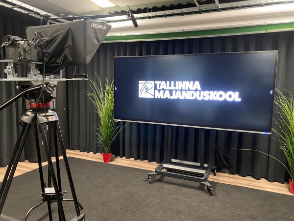 Interactive screen i3TOUCH ULTRA with wall mount - Tallinn School of Economics